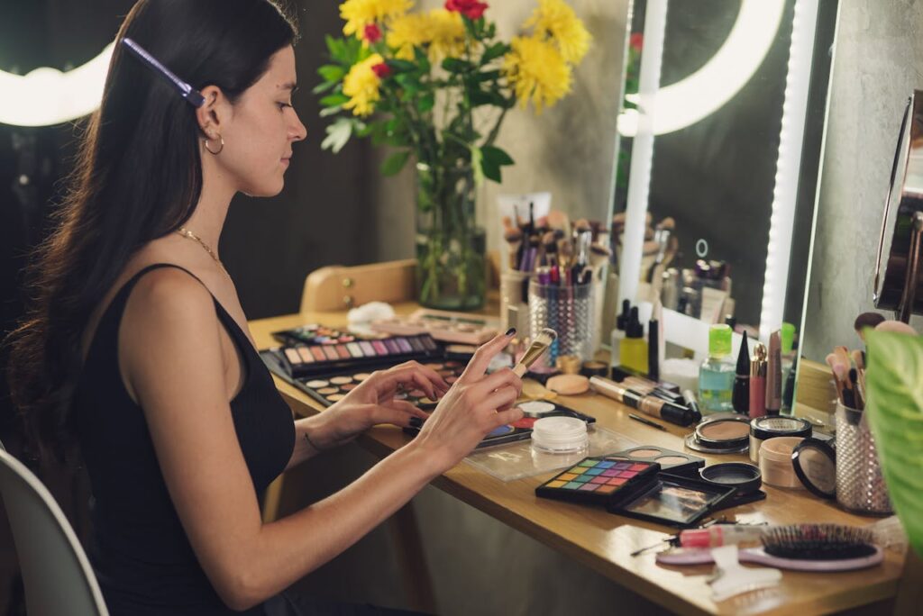 Jeune femme appliquant du maquillage lors d’un atelier beauté EVJF à Biarritz