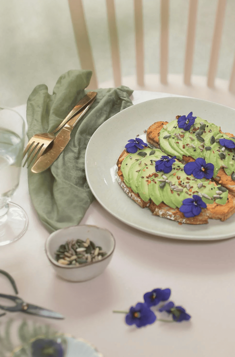 Assiette de brunch avec avocado toast joliment dressé, plat servi lors d’un EVJF à Bruxelles