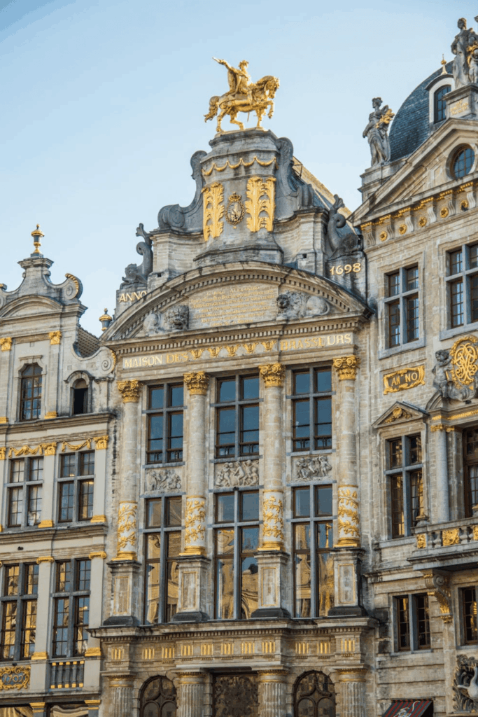 Grand-Place de Bruxelles, étape emblématique du parcours EVJF Trésor de la Mariée, lieu de passage pour une énigme du jeu de piste
