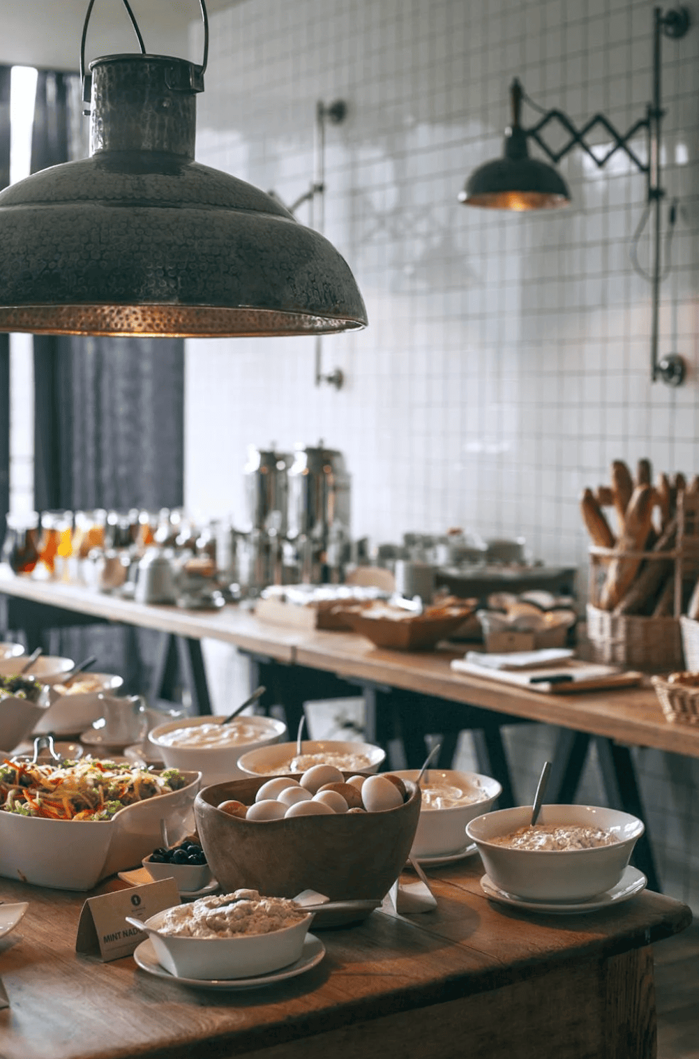 Buffet de brunch EVJF à Bruxelles avec plats sucrés et salés joliment disposés sur une grande table