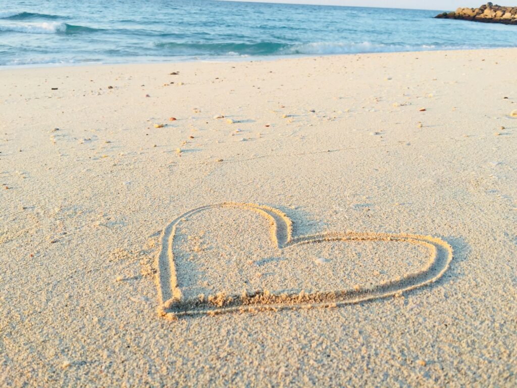 Coeur déssiné dans le sable à Cabourg