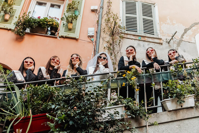 Groupe EVJF explorant une rue pittoresque et intime de Nice lors d’une chasse au trésor.