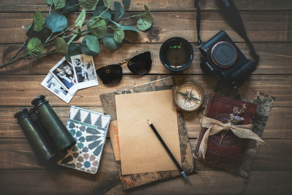 Boussole, appareil photo, carte au trésor et lunettes de soleil : accessoires pour chasse au trésor EVJF.