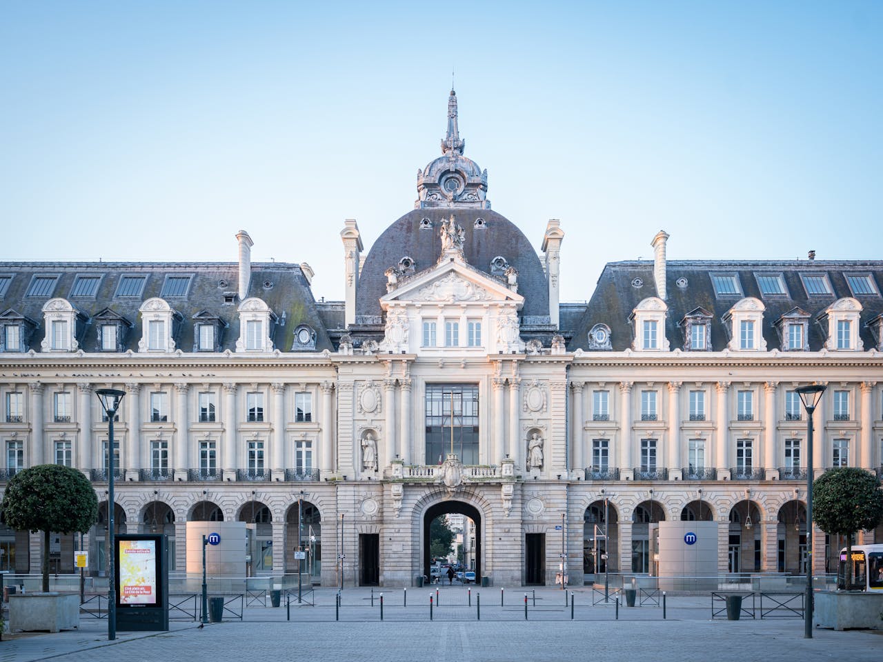 Palais du Commerce de Rennes sur la place de la République, étape d’une chasse au trésor EVJF.