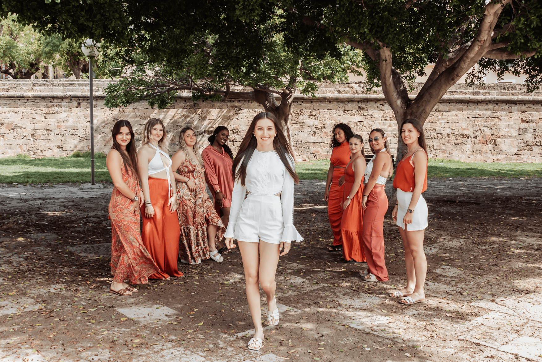 Groupe de filles en pleine séance de tournage de clip vidéo lors d’un EVJF à Strasbourg.