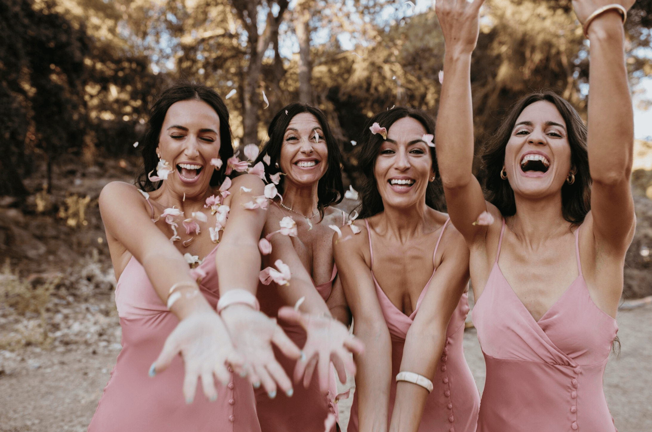 Clip vidéo EVJF à Bordeaux, groupe de filles réalisant un playback festif sur une chanson dans différents lieux de la ville