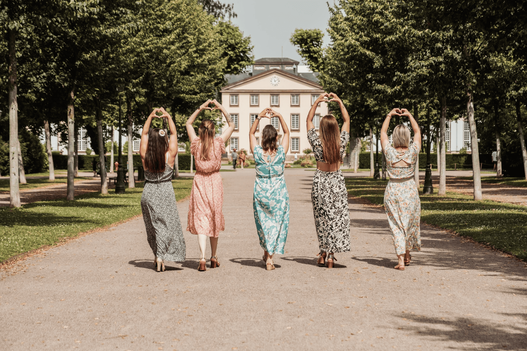 Groupe de jeunes femmes en train de danser et s’amuser devant la caméra pendant le tournage d’un clip vidéo EVJF dans les rues de Toulouse.
