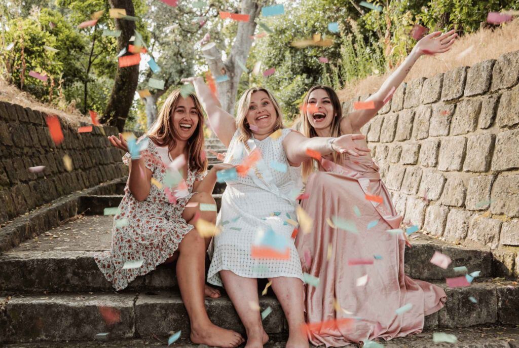 Photo d’un groupe de filles en train de chanter et danser pendant le tournage d’un clip vidéo EVJF à Bruxelles, ambiance fun et décontractée