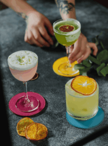 Cocktails colorés alignés sur une table après un atelier EVJF à Toulouse, décorations soignées et ambiance chic entre amies