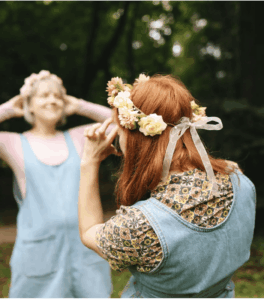 Couronnes de fleurs portées par un groupe de femmes lors d’un EVJF à Lyon.