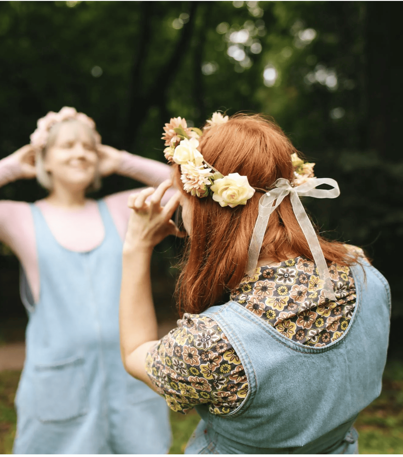 Couronnes de fleurs portées par un groupe de femmes lors d’un EVJF à Lyon.