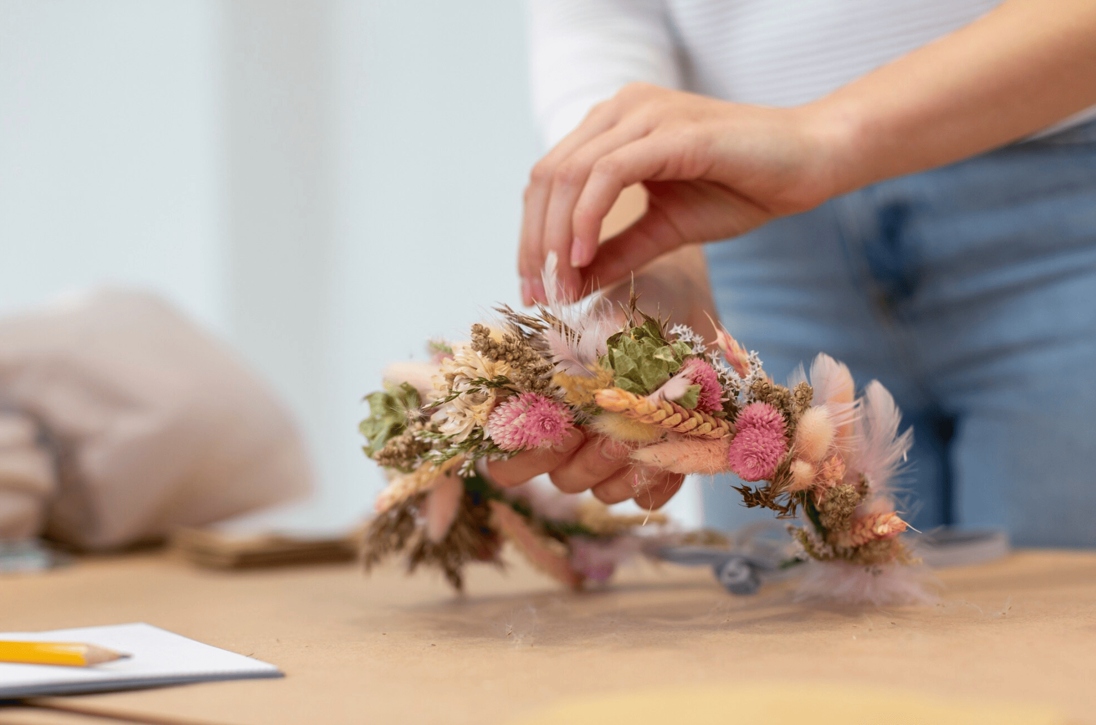 Atelier couronne de fleurs EVJF à Toulouse, participantes en train de créer des compositions florales dans une ambiance douce et créative