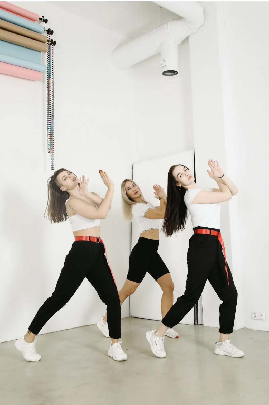 Enterrement de vie de jeune fille à Strasbourg, participantes suivant un cours de danse chorégraphiée dans une ambiance féminine et festive.