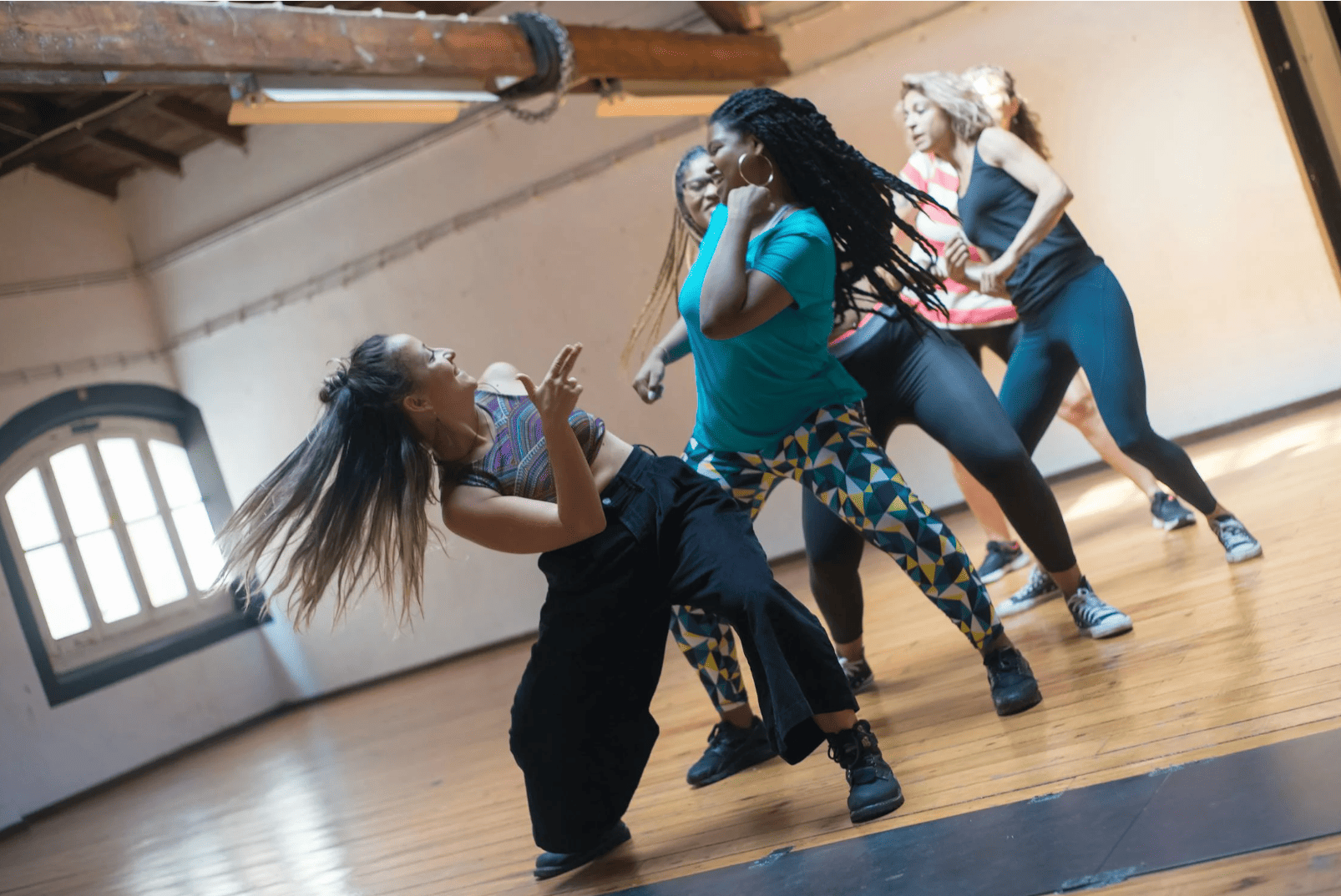 Cours de danse entre amies lors d’un EVJF à Lyon – énergie, coordination et bonne humeur au programme.