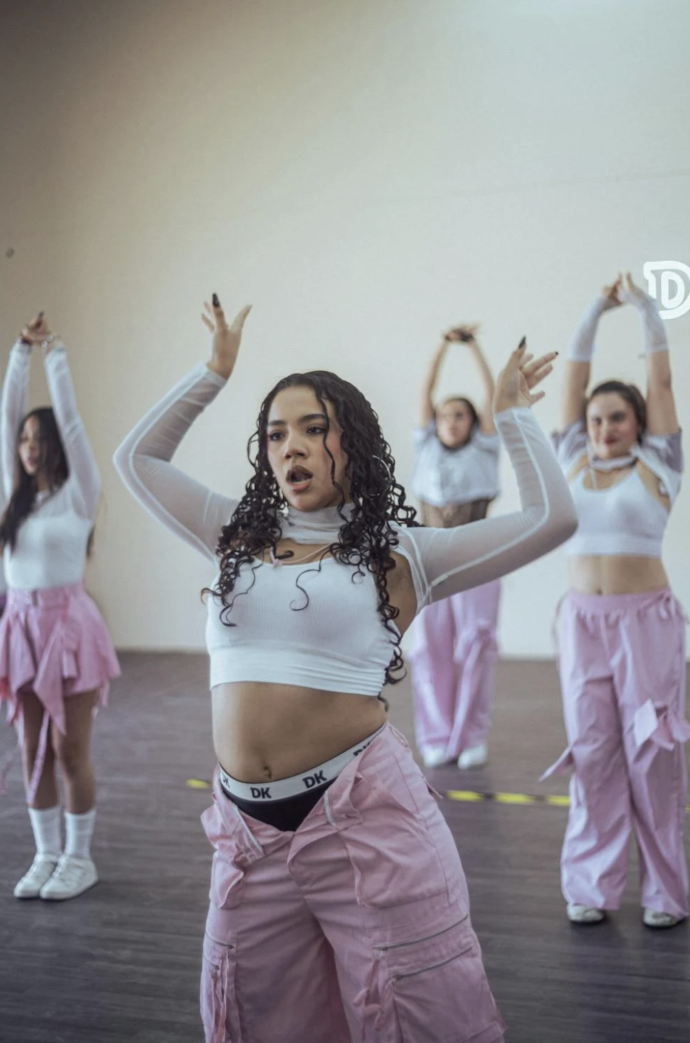 Cours de danse pour EVJF à Toulouse, groupe de femmes en pleine chorégraphie dans un studio lumineux, ambiance festive et complice