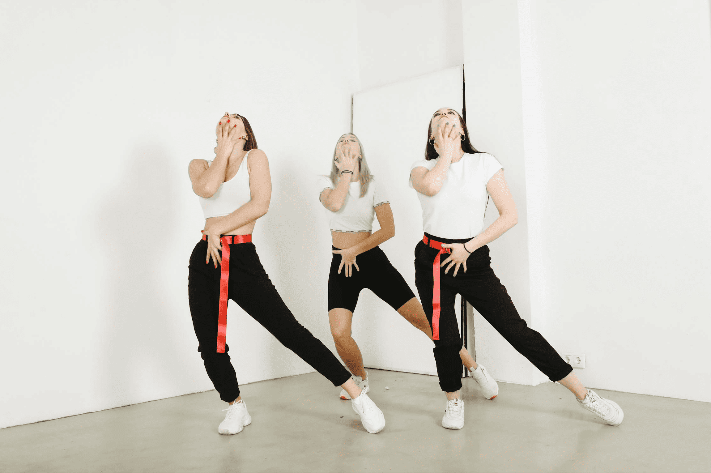 Cours de danse EVJF à Strasbourg, groupe de femmes en pleine chorégraphie dans un studio lumineux, ambiance fun et énergique.