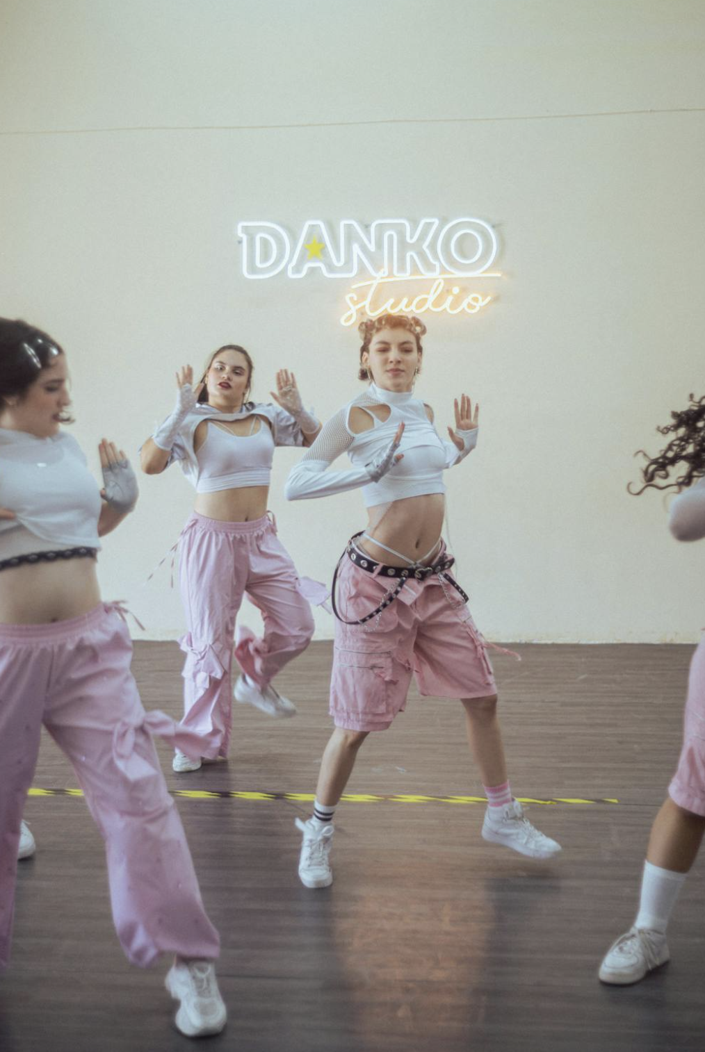 Enterrement de vie de jeune fille à Toulouse, groupe d’amies s’amusant pendant un cours de danse, ambiance rythmée et pleine de rires