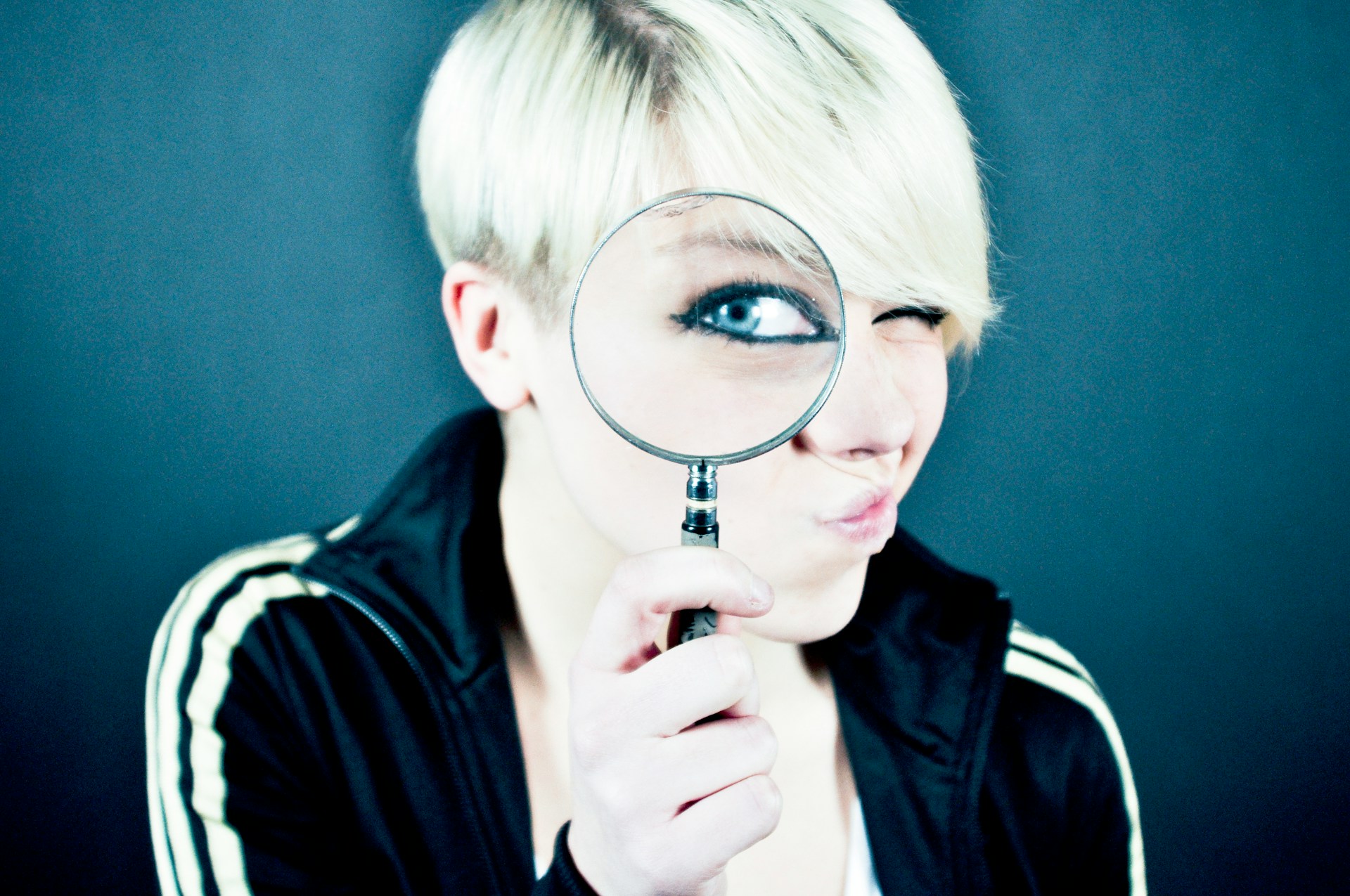 Jeune femme avec une loupe à Paris