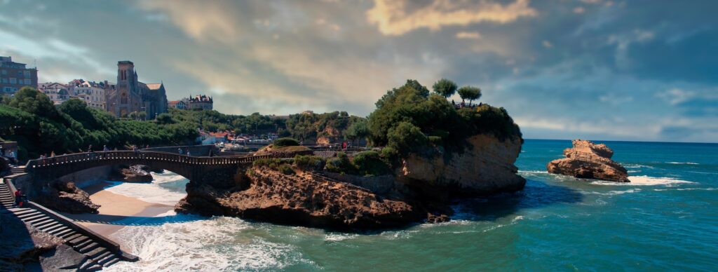Pont vers le Rocher de la Vierge à Biarritz, cadre idéal pour un EVJF en bord de mer