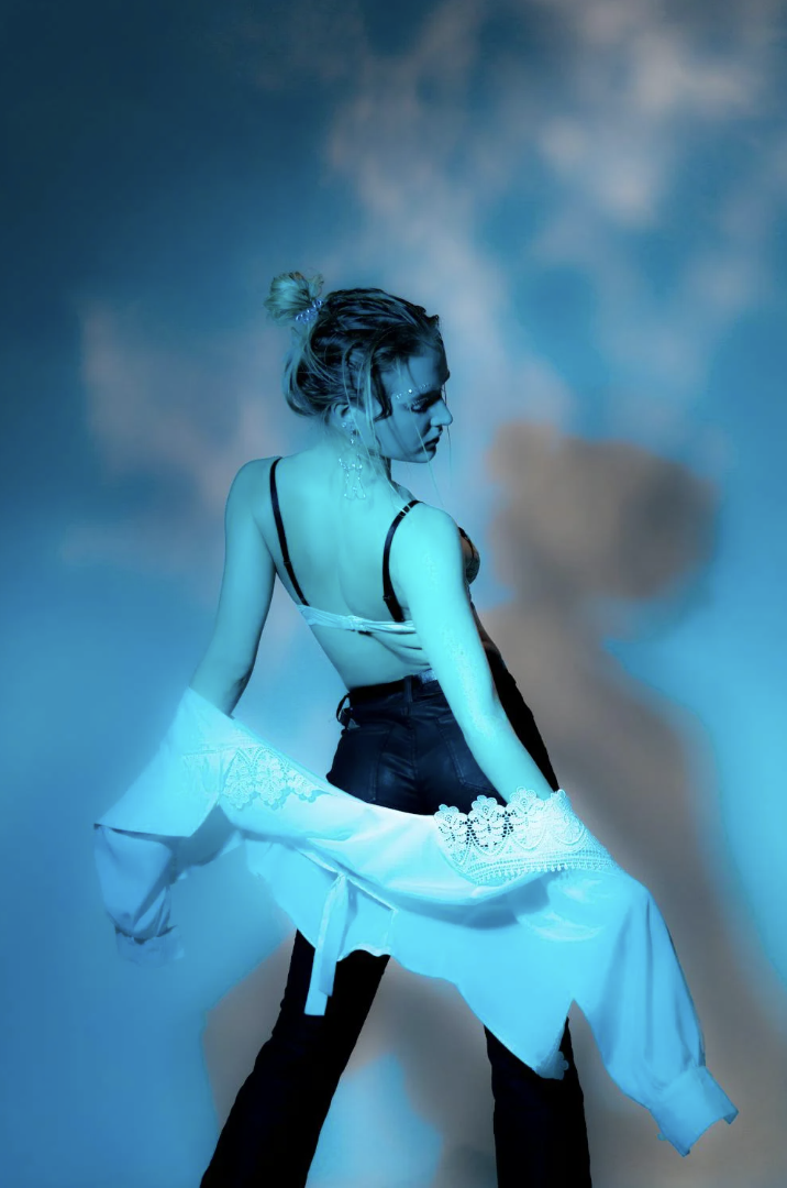 Atelier d’effeuillage burlesque pour un EVJF à Lyon – élégance, rires et empowerment au rendez-vous.