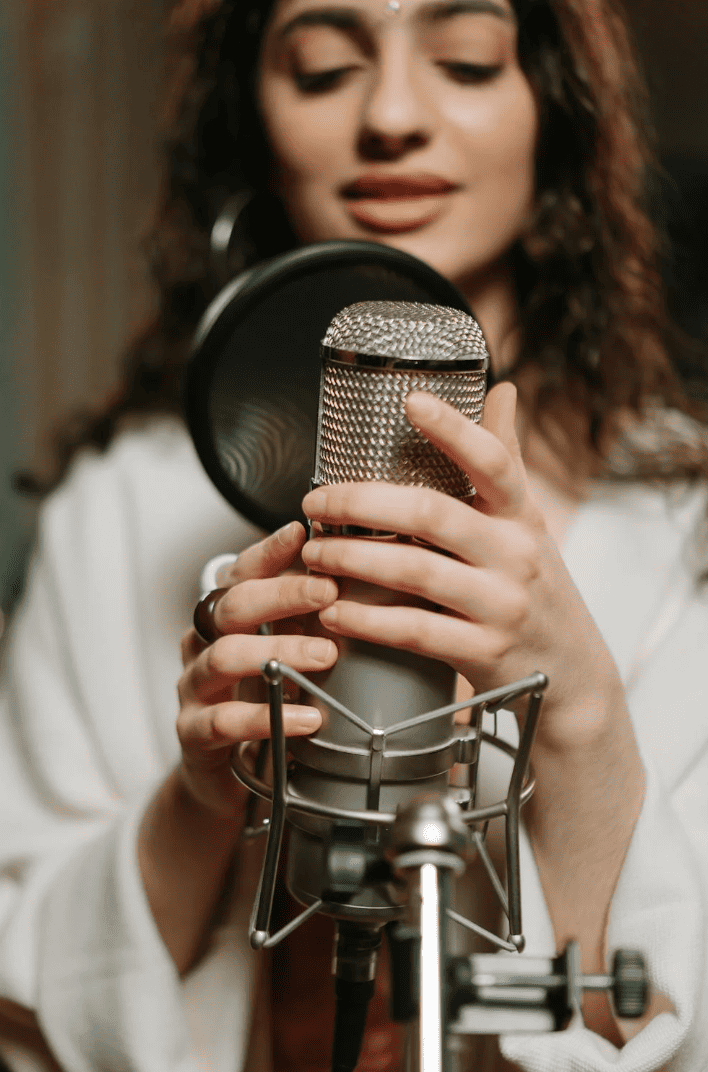 Future mariée concentrée dans un studio d’enregistrement lors d’un EVJF à Lyon – un moment unique et festif.