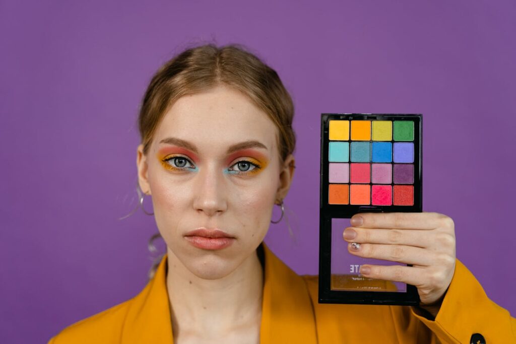 Femme maquillée avec des accessoires violets lors d’un atelier beauté EVJF à Biarritz