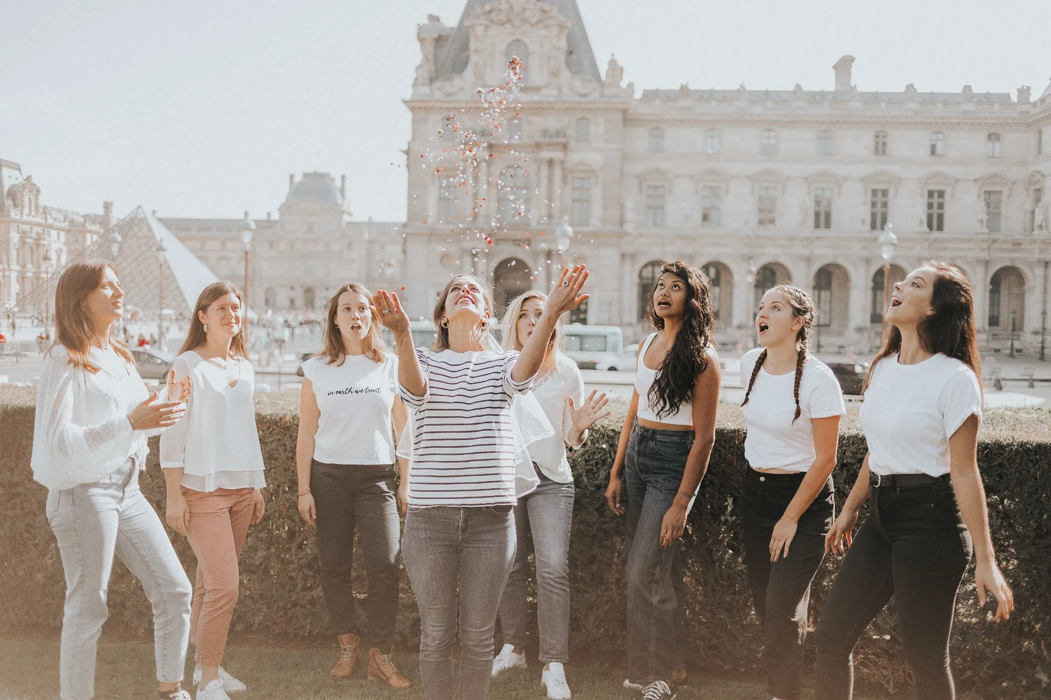 EVJF à Paris – Jeté de confettis devant le Louvre, ambiance festive et spontanée