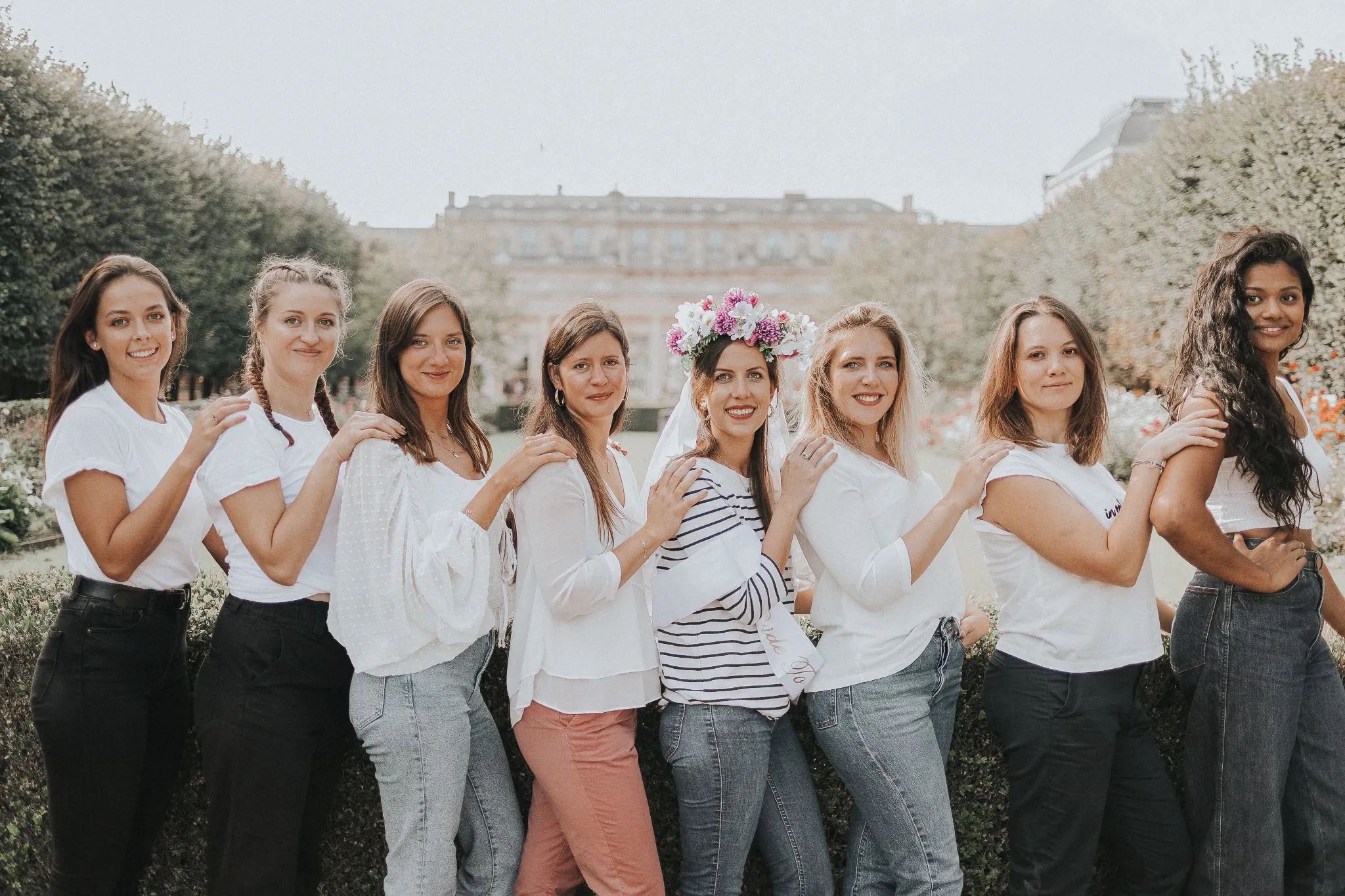 EVJF à Paris – Photo de groupe en file indienne dans un jardin parisien, le jardin du Palais Royal