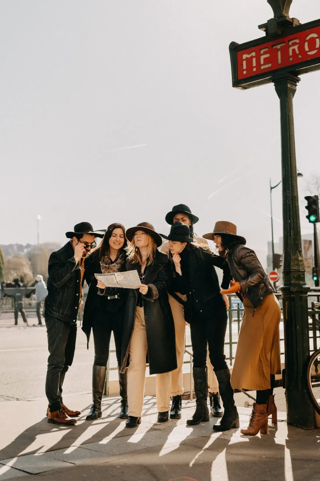 EVJF à Paris – Groupe d’amies réunies pour une chasse au trésor près d’une station de métro, ambiance urbaine et complice.