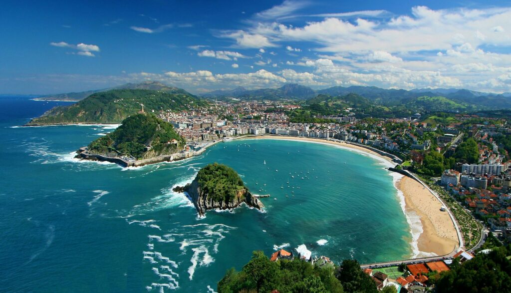 Vue panoramique de San Sebastian, destination idéale pour un EVJF au départ de Biarritz