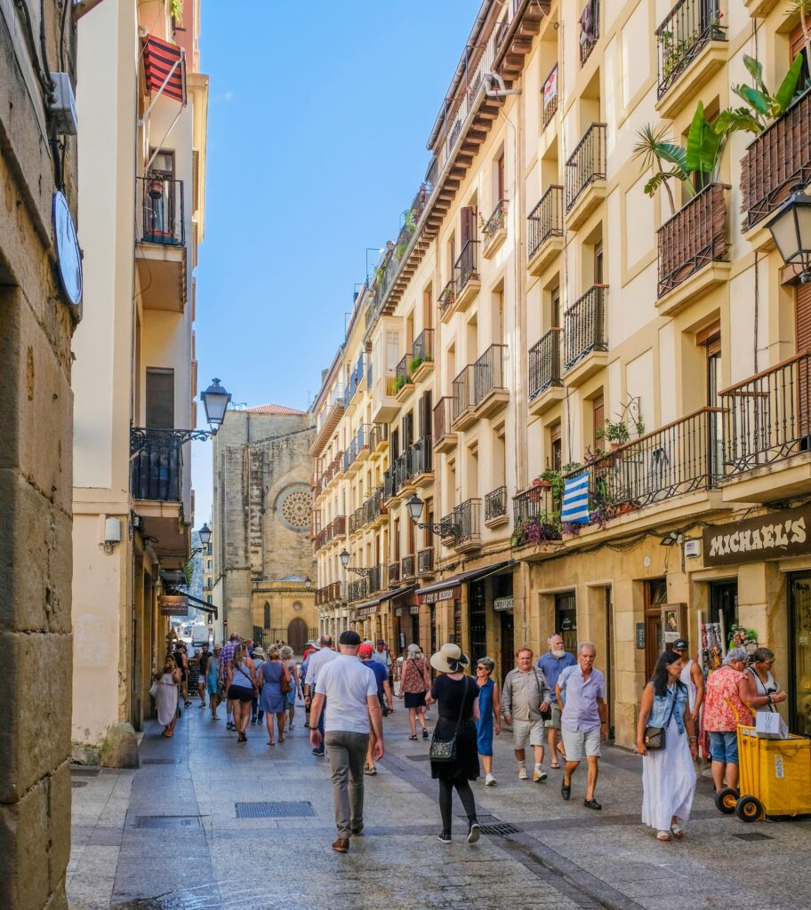 Rue animée de la vieille ville de San Sebastian pendant un EVJF