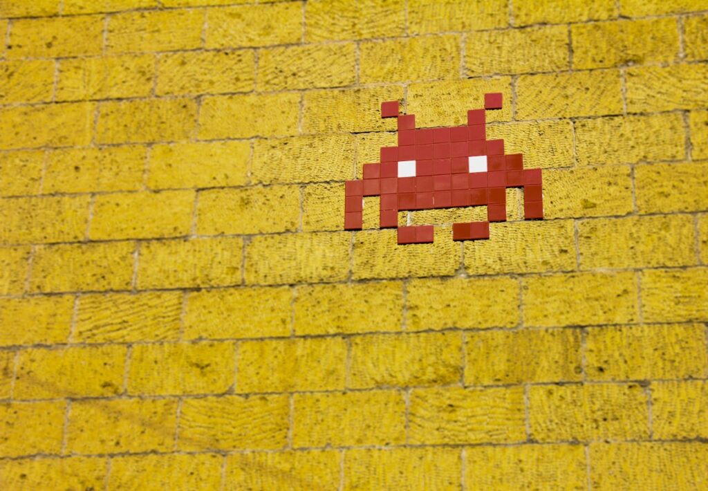 alt="Œuvre de street art de l’artiste Invader visible pendant la chasse urbaine de l’Escapade Gourmande"