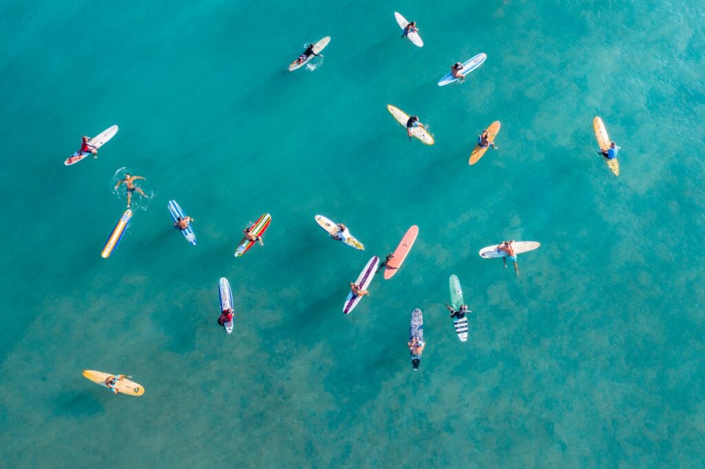 Vue aérienne d’un groupe de participantes à un cours de surf pour EVJF à Biarritz