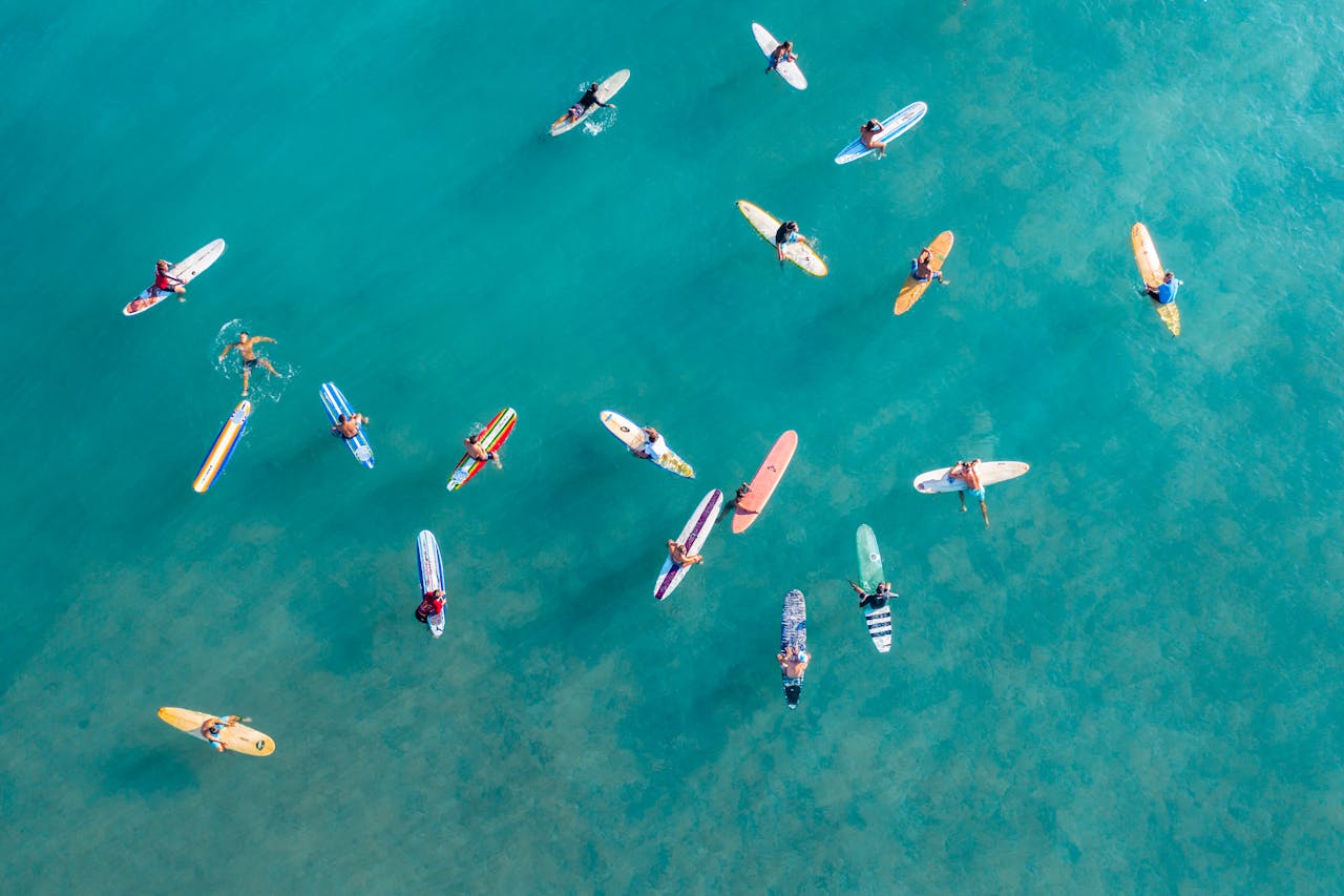 Vue aérienne d’un groupe de participantes à un cours de surf pour EVJF à Biarritz