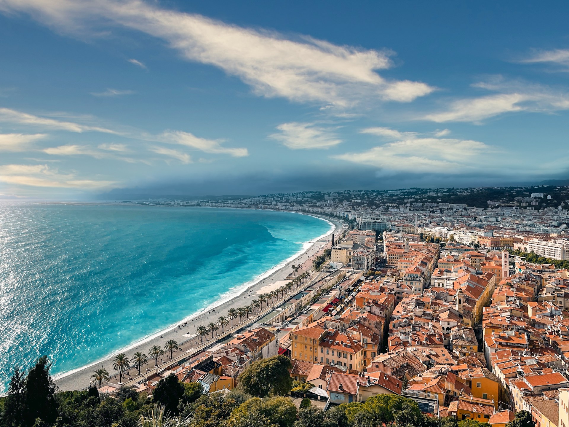 Vue sur Nice, ses toits colorés la Méditerranée et le Promenade des Anglais