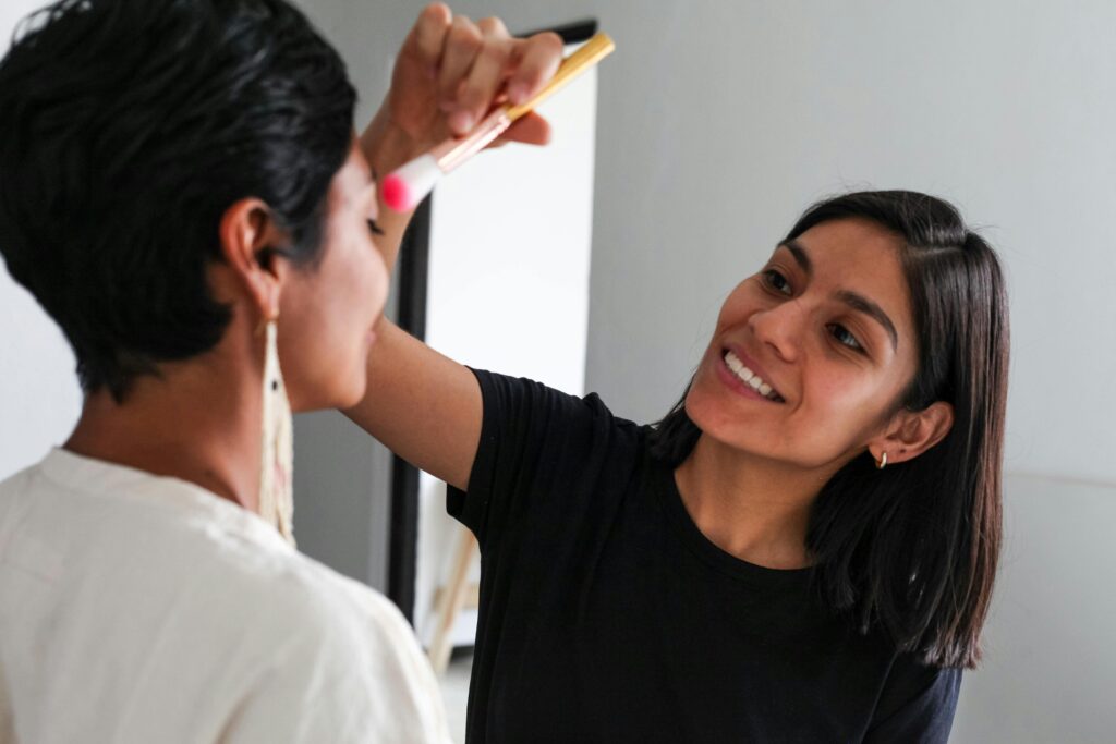 Session maquillage EVJF à Nantes – mise en beauté de la future mariée par une maquilleuse professionnelle