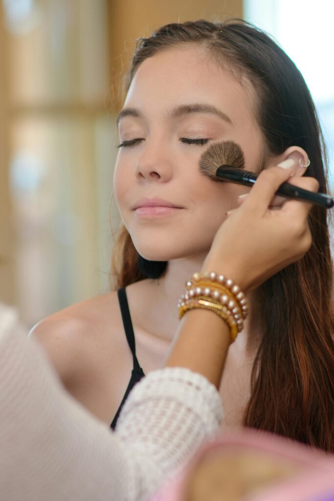 Maquilleuse professionnelle réalisant une mise en beauté lors d’un EVJF à Nantes
