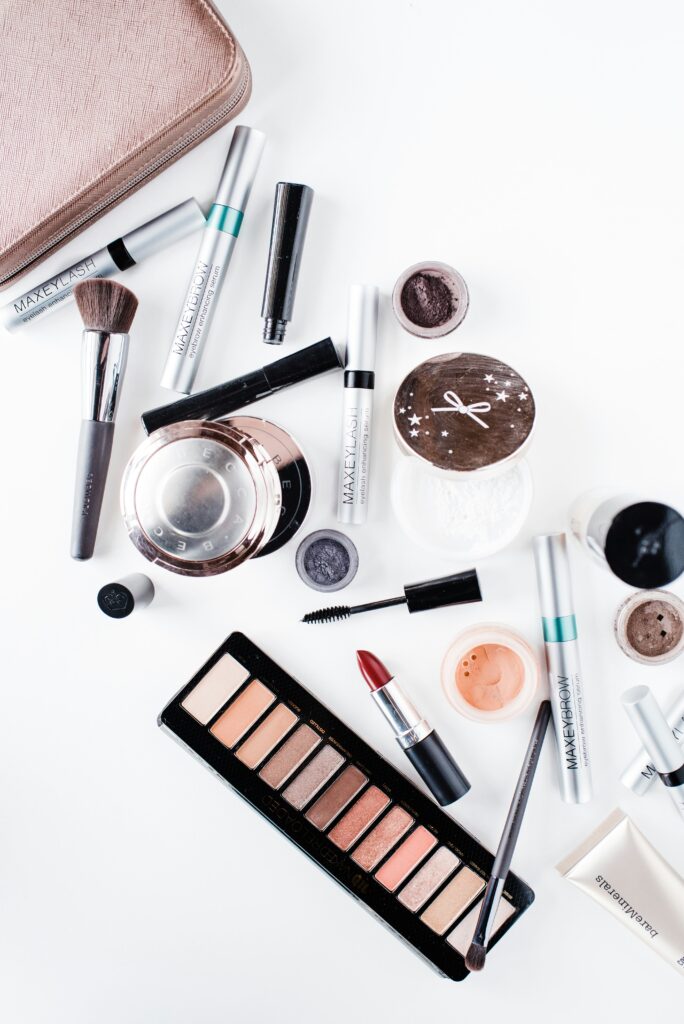 Outils de maquillage pour l'atelier mise en beauté de La Rochelle