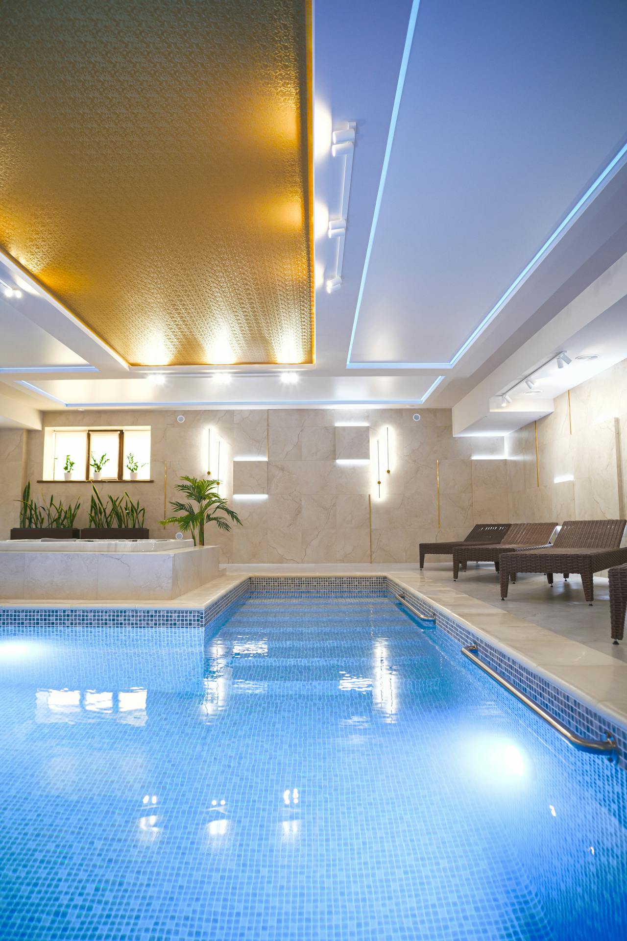 Piscine intérieure d’un spa privatisé pour enterrement de vie de jeune fille à Biarritz