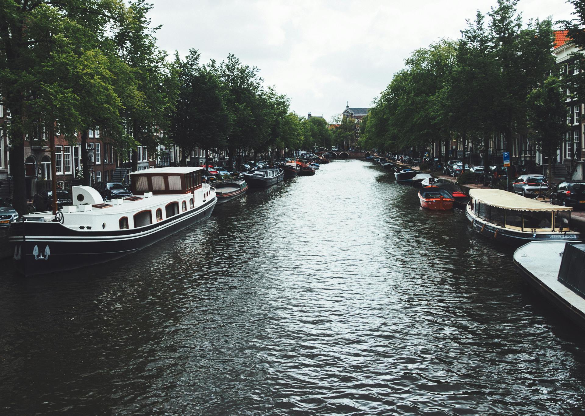Balade en bateau privatisé EVJF à Lille – Croisière entre amies sur la Deûle, avec apéritif, musique et ambiance détendue pour un enterrement de vie de jeune fille original.