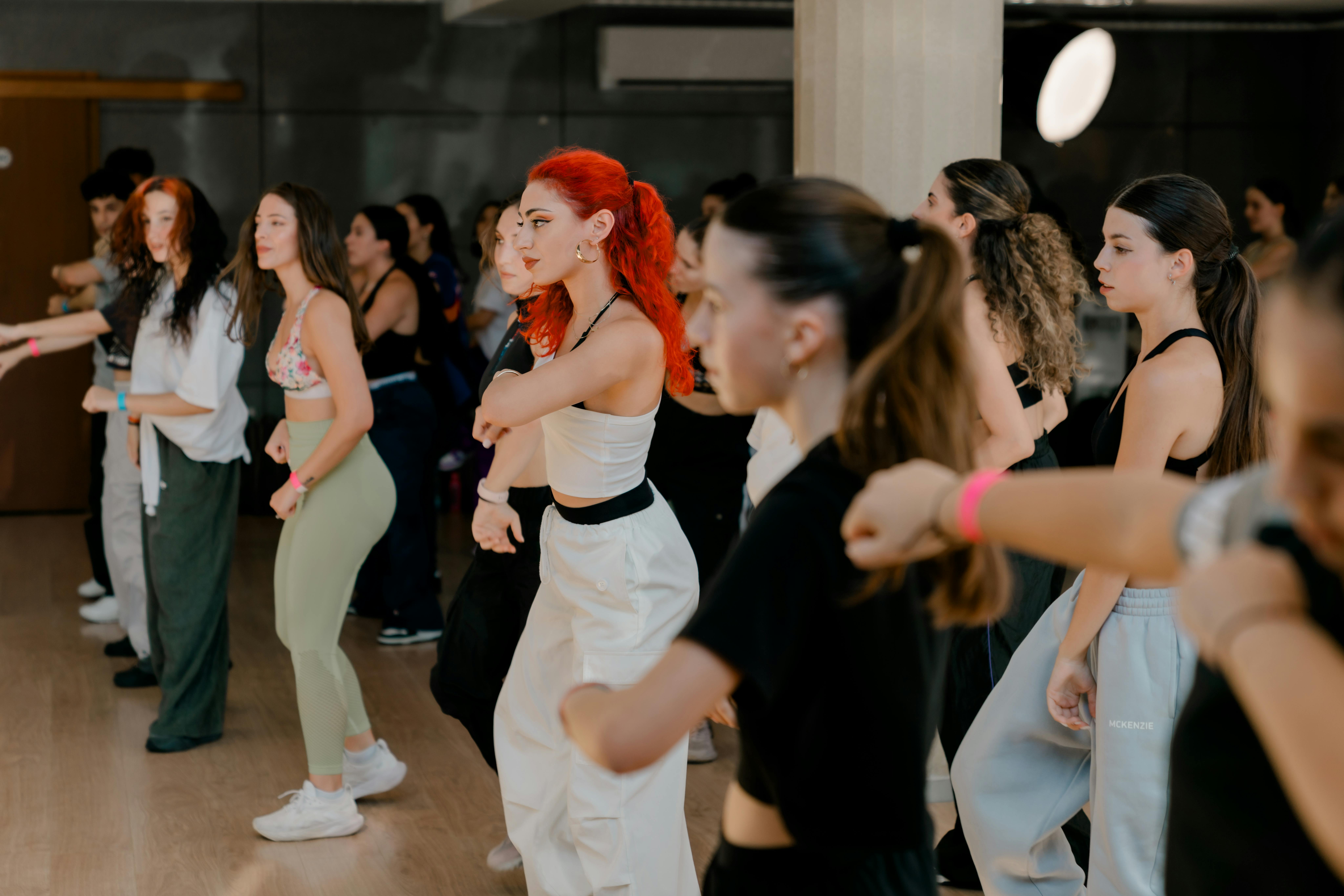 Cours de danse EVJF à Lille – Séance chorégraphique fun et rythmée entre copines pour un enterrement de vie de jeune fille inoubliable.