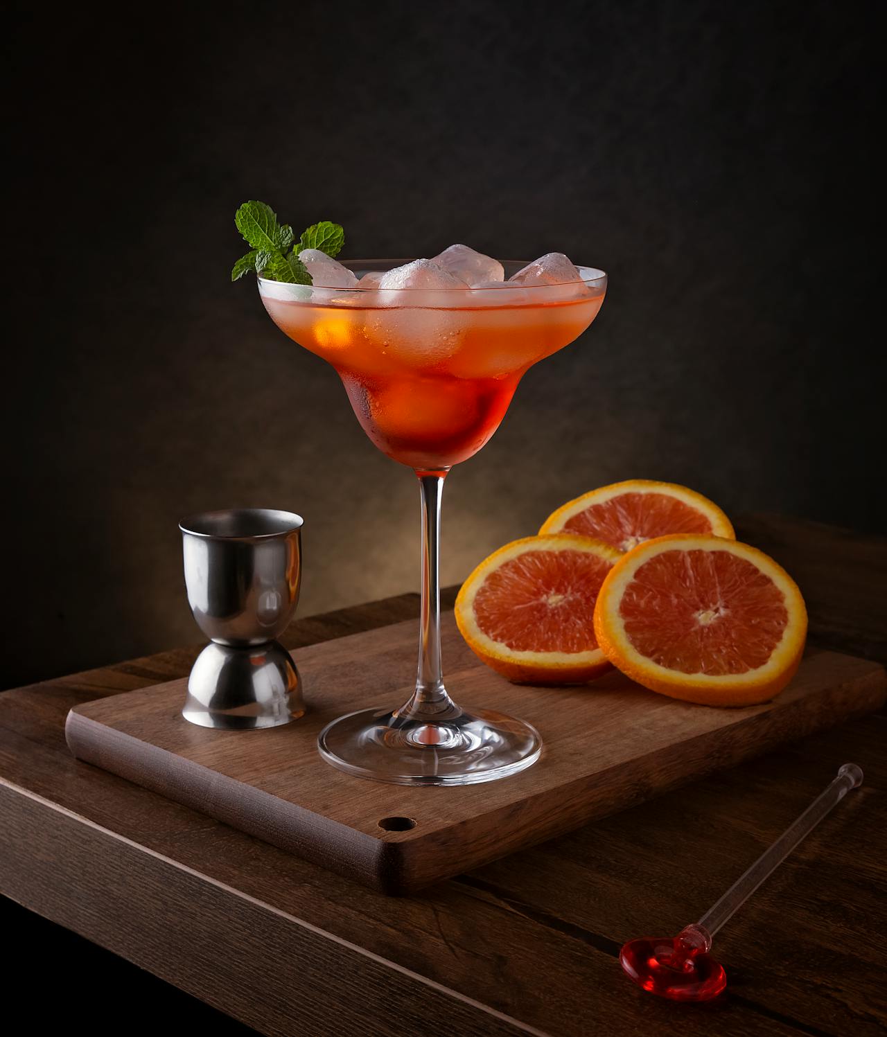 Cocktail fruité à l’orange préparé lors d’un atelier mixologie EVJF à Biarritz – ambiance élégante et gourmande"