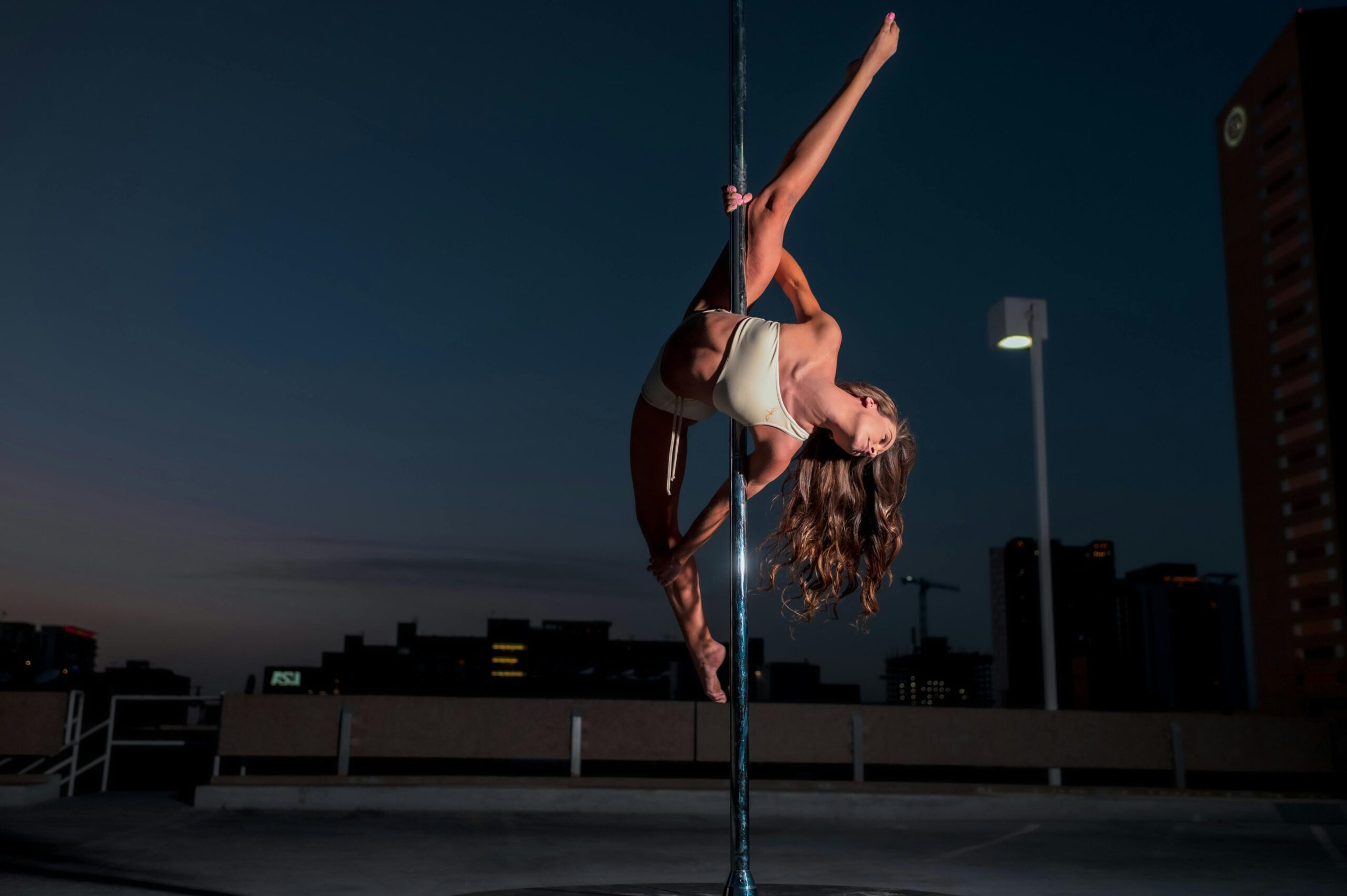 Atelier pole dance EVJF à Lille – Initiation à la pole dance dans une ambiance fun, féminine et décomplexée pour un enterrement de vie de jeune fille inoubliable.