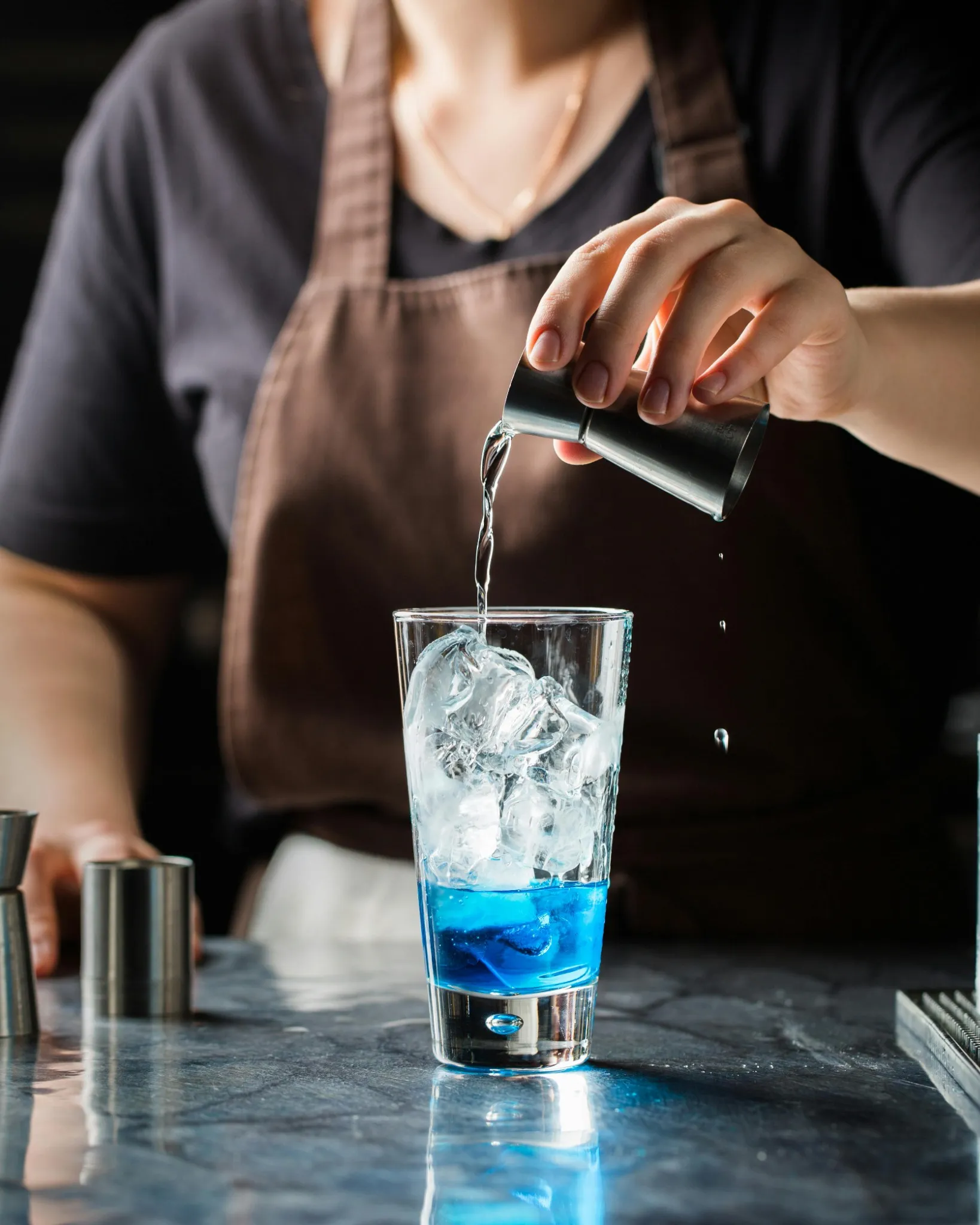 Animation d’un atelier cocktail privatisé à Tours pour un EVJF, préparation d’un cocktail bleu sur glace.
