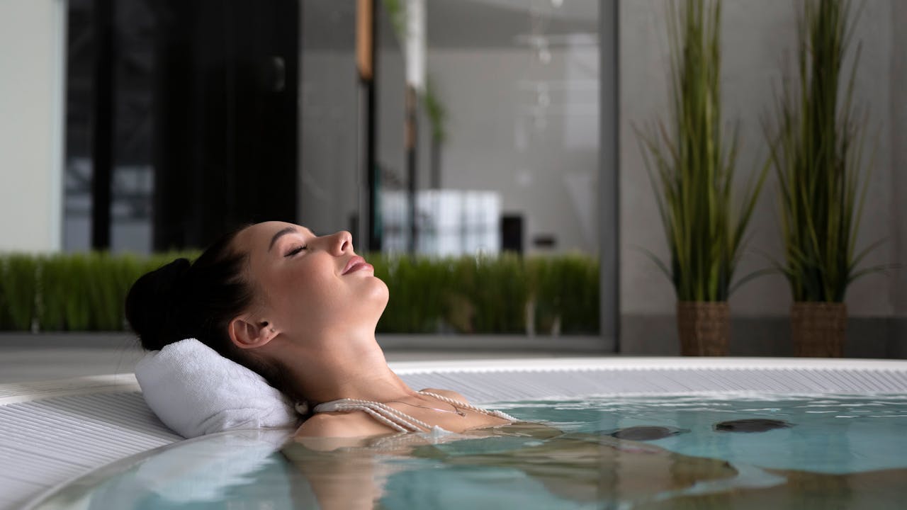 Moment de relaxation dans un jacuzzi lors d’un EVJF bien-être à Biarritz