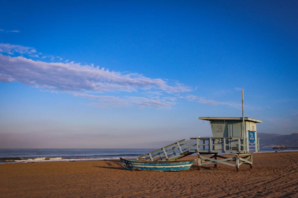 Cabane de sauveteurs en mer sur la plage de La Baule avec une vieille barque à côté