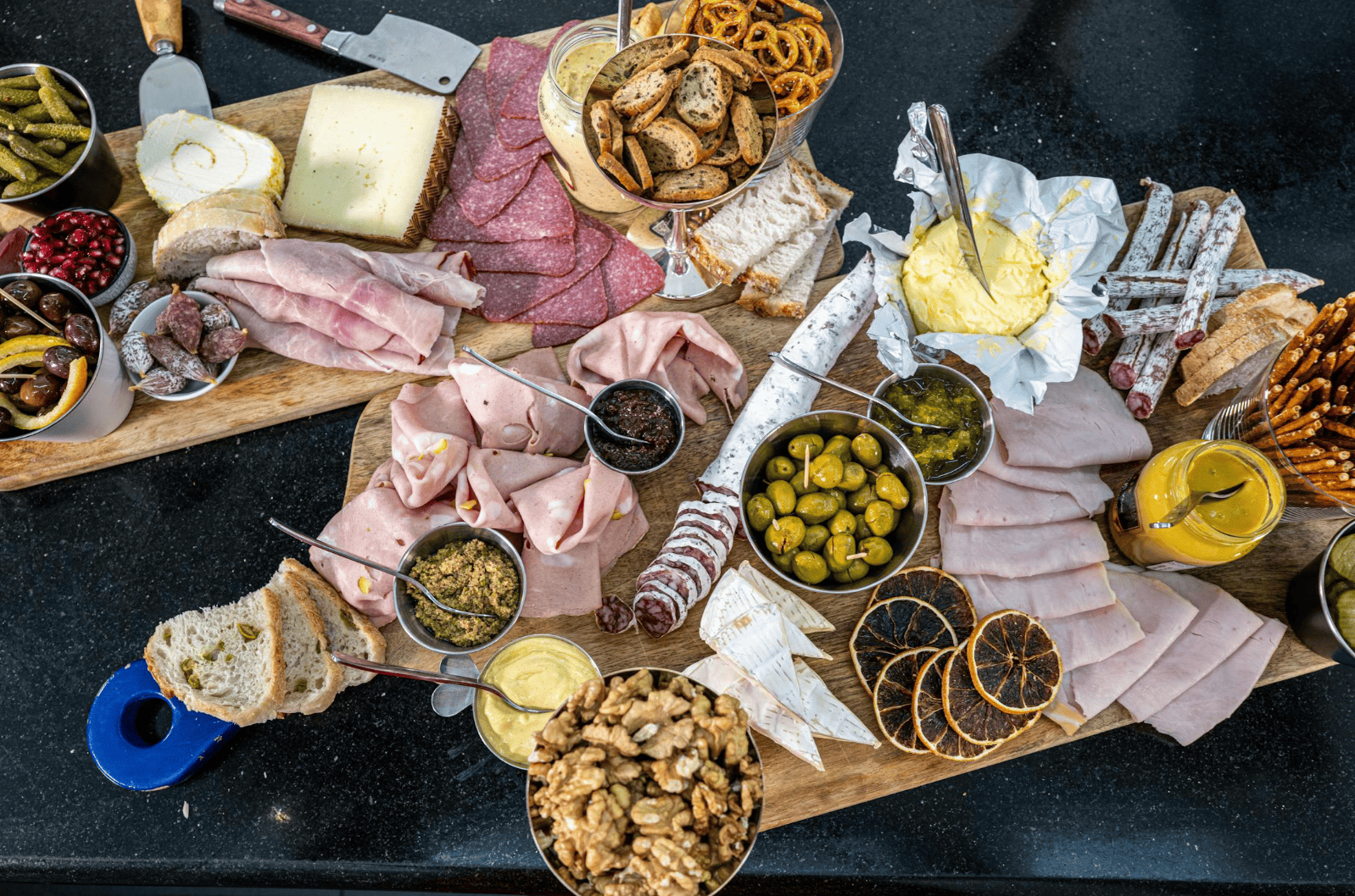 Planche apéritif gourmande avec charcuterie, fromages et accompagnements, posée sur une table lors d’un karaoké EVJF à Strasbourg.
