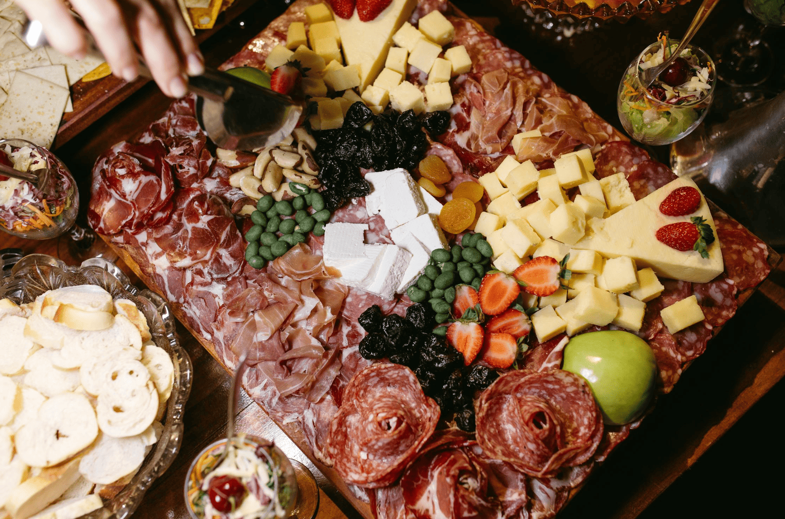 Planche de charcuterie et fromages servie lors d’un EVJF karaoké à Lyon – ambiance gourmande et festive.