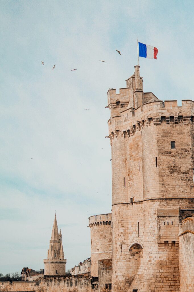 Tour du Vieux-Port de La Rochelle en arrière-plan lors d’un shooting photo spécial EVJF