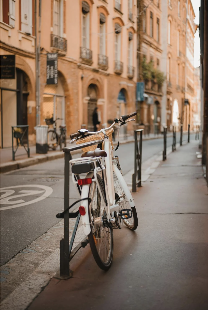Vue des rues de Toulouse avec leurs façades en briques roses, décor d’une chasse au trésor EVJF en cours.